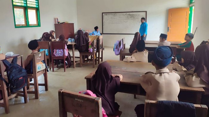 Supervisi Guru PJOK di Kelas Rendah Dilakukan Langsung oleh Kepala MIN 4 Tebo Supervisi Guru PJOK di Kelas Rendah Dilakukan Langsung oleh Kepala MIN 4 Tebo