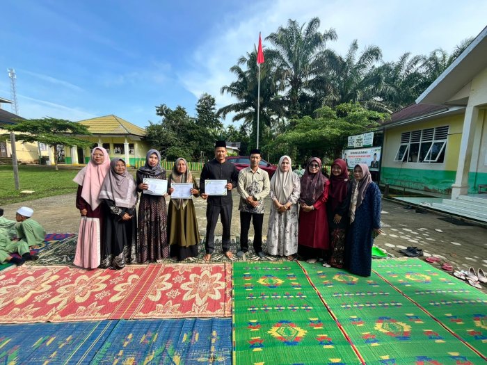 Apresiasi Dedikasi, Kamad MIN 1 Muaro Jambi Serahkan Penghargaan kepada Pendamping Sukses Di AKSIOMA 2026