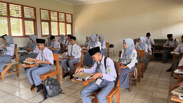 Siswa Siswi MAN 1 Tanjung Jabung Timur Perdana Terima MBG Siswa Siswi MAN 1 Tanjung Jabung Timur Perdana Terima MBG