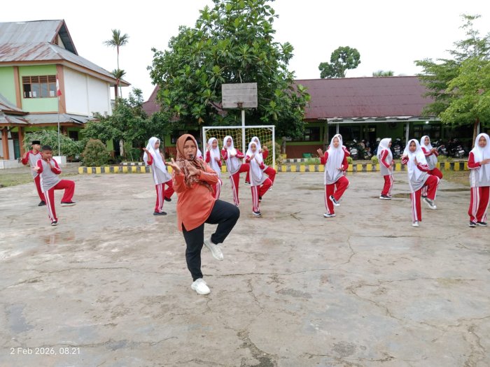 Seru dan Penuh Semangat! Ibu Fitra Hayati Ajak Siswa Praktik Gerakan Silat di Pelajaran PJOK Seru dan Penuh Semangat! Ibu Fitra Hayati Ajak Siswa Praktik Gerakan Silat di Pelajaran PJOK