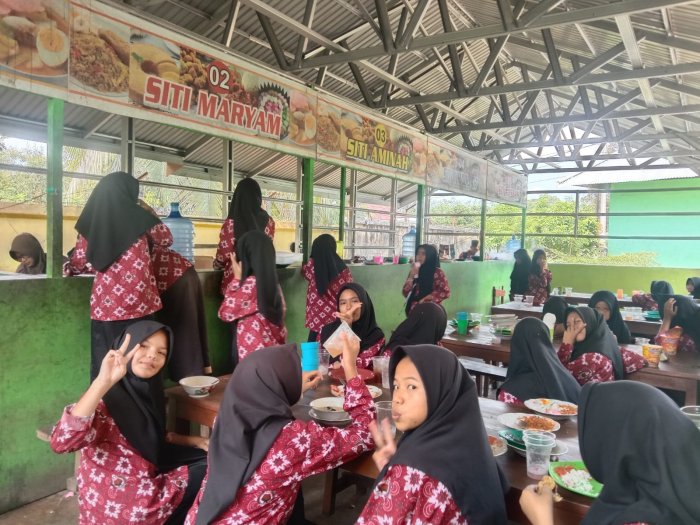 Keceriaan di Jam Istirahat Kantin Sehat MTsN 1 Bungo