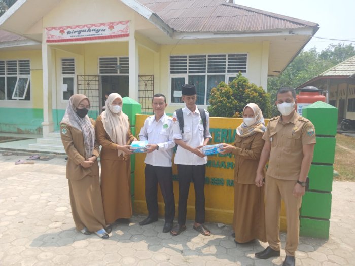 Peduli Kesehatan Anak Sekolah, Tim Puskesmas Jambi Kecil Salurkan Masker Untuk Siswa MIN 1 Muaro Jambi