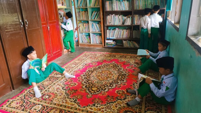 Siswa MIN 4 Tebo Nikmati Waktu Luang dengan Membaca Buku di Perpustakaan Saat Guru Persiapkan PKKM Siswa MIN 4 Tebo Nikmati Waktu Luang dengan Membaca Buku di Perpustakaan Saat Guru Persiapkan PKKM