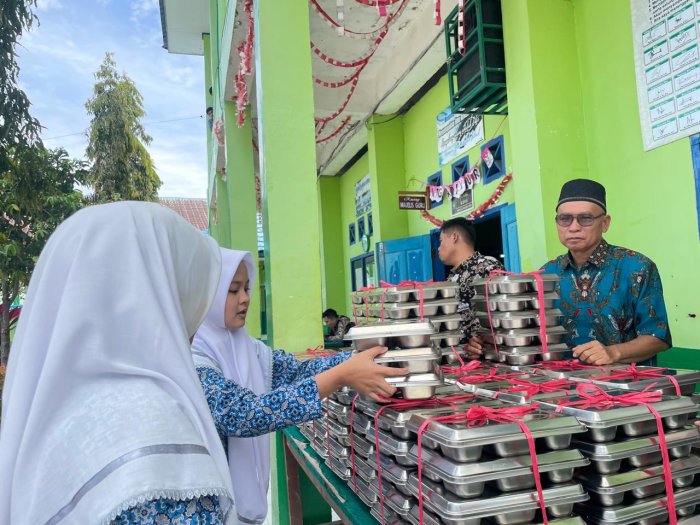 Langkah Nyata Peduli Gizi, MAN 1 Kerinci Bagikan Makanan Sehat untuk Siswa Langkah Nyata Peduli Gizi, MAN 1 Kerinci Bagikan Makanan Sehat untuk Siswa