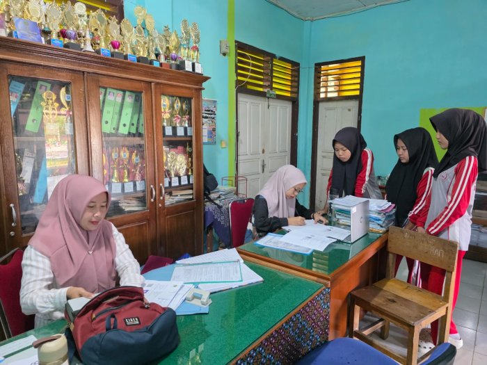 Tertib dalam Pengambilan SKL, Siswa MTsN 1 Bungo Siap Melangkah ke Jenjang Berikutnya Tertib dalam Pengambilan SKL, Siswa MTsN 1 Bungo Siap Melangkah ke Jenjang Berikutnya