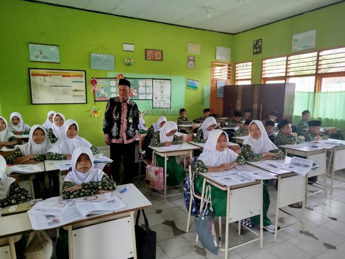 Dari Meja ke Kelas: Kepala MIN 3 Tebo Pantau Langsung Proses Belajar Mengajar Dari Meja ke Kelas: Kepala MIN 3 Tebo Pantau Langsung Proses Belajar Mengajar