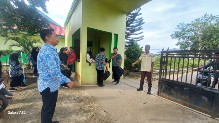 Guru Piket MAN 2 Bungo Sambut Kedatangan Siswa, Ciptakan Suasana Pagi yang Penuh Kehangatan Guru Piket MAN 2 Bungo Sambut Kedatangan Siswa, Ciptakan Suasana Pagi yang Penuh Kehangatan