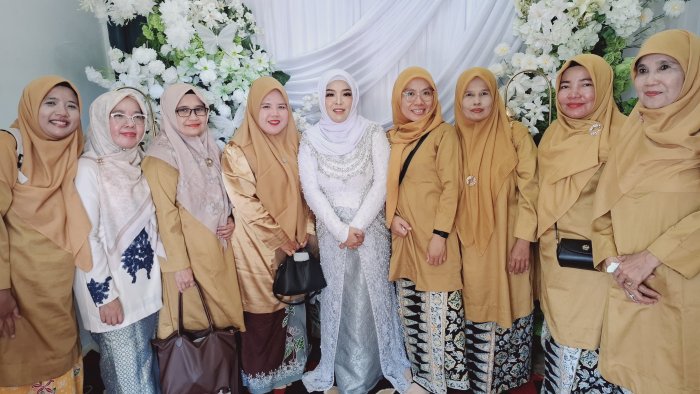 Foto Bersama Pengantin, Wujud Kebersamaan Keluarga Besar MTsN 2 Bungo Foto Bersama Pengantin, Wujud Kebersamaan Keluarga Besar MTsN 2 Bungo