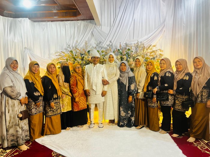 Kepala MAN 2 Bungo Bersama Guru dan Staf Hadiri Pernikahan Putri Almarhumah Ibu Yuliarti Kepala MAN 2 Bungo Bersama Guru dan Staf Hadiri Pernikahan Putri Almarhumah Ibu Yuliarti