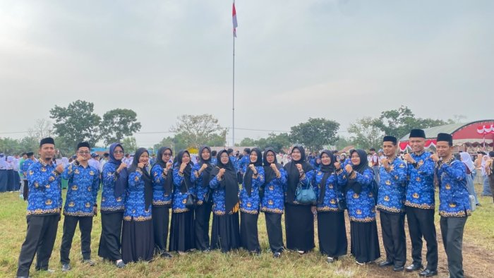 Semarak HUT RI ke-81, Siswa, Guru, dan Pegawai MAN 1 Tanjung Jabung Timur Ikuti Upacara di Kecamatan Rantau Rasau
