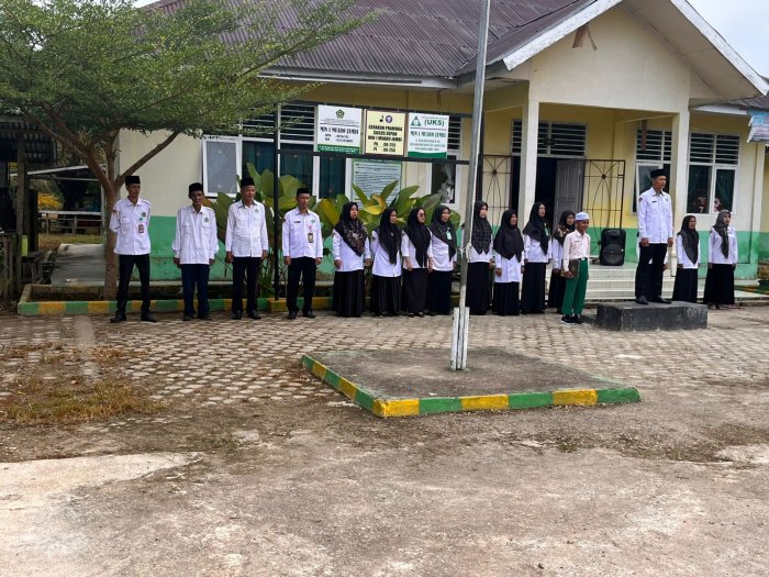 MIN 1 Muaro Jambi Gelar Upacara Bendera Senin Pagi, Bapak Hazirin Bertindak Sebagai Pembina MIN 1 Muaro Jambi Gelar Upacara Bendera Senin Pagi, Bapak Hazirin Bertindak Sebagai Pembina