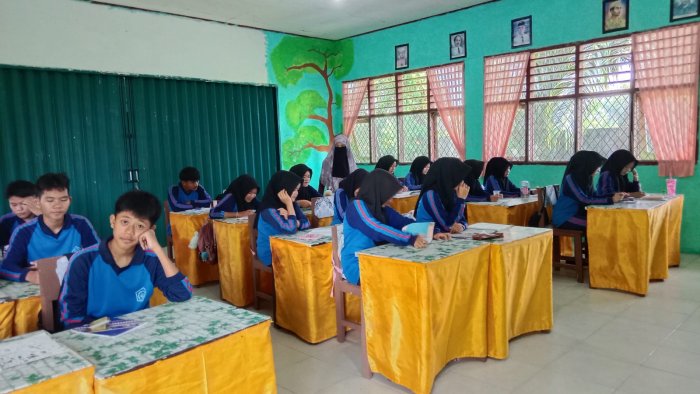 Siswa MAN 2 Bungo Antusias Membaca dan Menerangkan Materi Ushul Fiqih Bersama Ibu Latifah, M.Pd.I Siswa MAN 2 Bungo Antusias Membaca dan Menerangkan Materi Ushul Fiqih Bersama Ibu Latifah, M.Pd.I