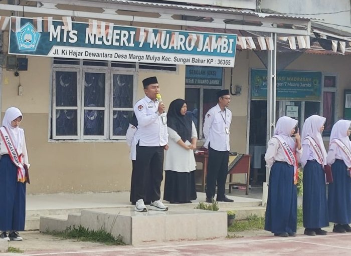 Gugah Semangat Siswa, MTsN 7 Muaro Jambi Gelar Upacara Bendera dengan Pesan Reflektif: Apa Tujuanmu ke Madrasah?