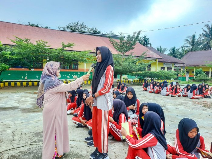 Pembiasaan Pagi MTsN 1 Bungo: Ulang Hafalan Surah An-Naziat Tingkatkan Semangat Spiritual Siswa Pembiasaan Pagi MTsN 1 Bungo: Ulang Hafalan Surah An-Naziat Tingkatkan Semangat Spiritual Siswa