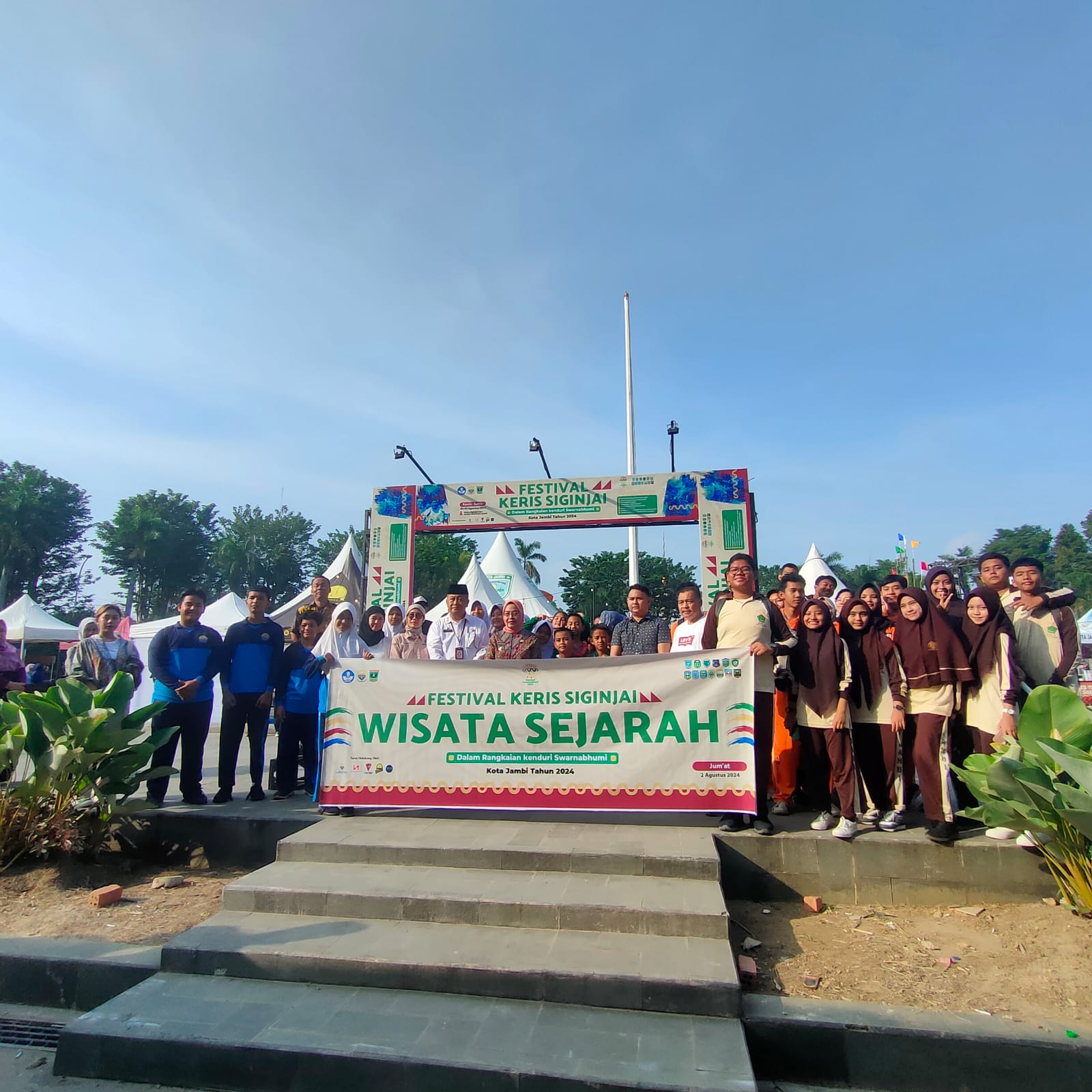 Wisata Sejarah Festival Keris Siginjai: MAN 2 Kota Jambi Ikuti Rangkaian Kenduri Swarnabumi 2024 Wisata Sejarah Festival Keris Siginjai: MAN 2 Kota Jambi Ikuti Rangkaian Kenduri Swarnabumi 2024