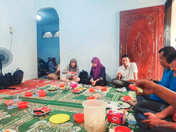 Eratkan Silaturahmi, Keluarga Besar MTsN 1 Bungo Penuhi Undangan Makan Bersama