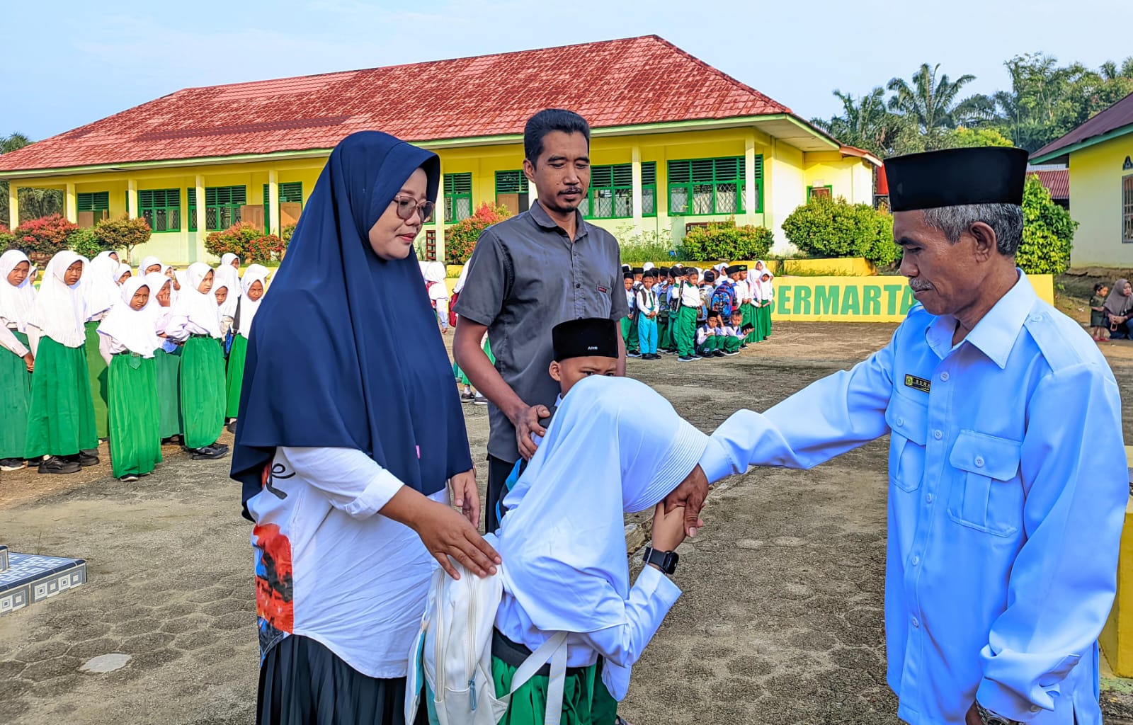 MIN 4 Tebo Sambut Peserta Didik Baru Penuh Hangat, Orang Tua Antusias Persiapkan Ruang Belajar MIN 4 Tebo Sambut Peserta Didik Baru Penuh Hangat, Orang Tua Antusias Persiapkan Ruang Belajar