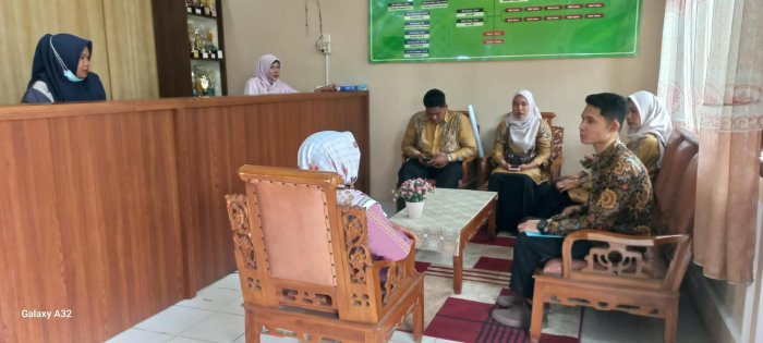 Waka Kurikulum MAN 2 Bungo Sambut Kedatangan Mahasiswa PPLK UMMUBA Jurusan TIK Waka Kurikulum MAN 2 Bungo Sambut Kedatangan Mahasiswa PPLK UMMUBA Jurusan TIK
