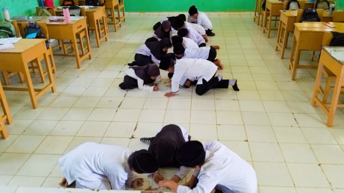 Lomba Antar Kelompok, Belajar Kosakata Bahasa Inggris Murid Kelas 4A MIN 4 Tebo Jadi Lebih Seru