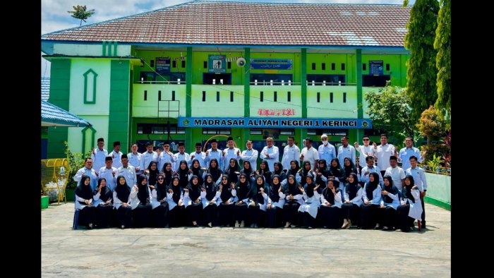 Perbarui Data dan Pererat Silaturahmi, PTK MAN 1 Kerinci Gelar Sesi Foto Bersama Perbarui Data dan Pererat Silaturahmi, PTK MAN 1 Kerinci Gelar Sesi Foto Bersama