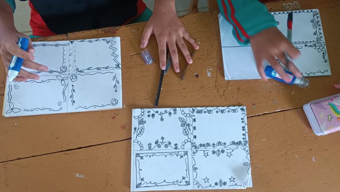 Belajar Ragam Hias Flora, Siswa Kelas 5B MIN 4 Tebo Praktik Menggambar Empat Bingkai Belajar Ragam Hias Flora, Siswa Kelas 5B MIN 4 Tebo Praktik Menggambar Empat Bingkai