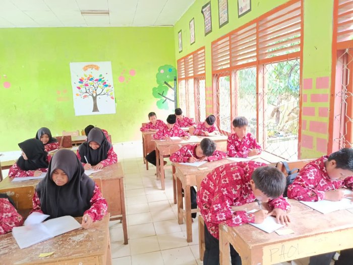 Inovasi Evaluasi di MTsN 1 Bungo: Siswa Kelas VII C Uji Seni Budaya dengan Metode Geser Tempat Duduk Inovasi Evaluasi di MTsN 1 Bungo: Siswa Kelas VII C Uji Seni Budaya dengan Metode Geser Tempat Duduk