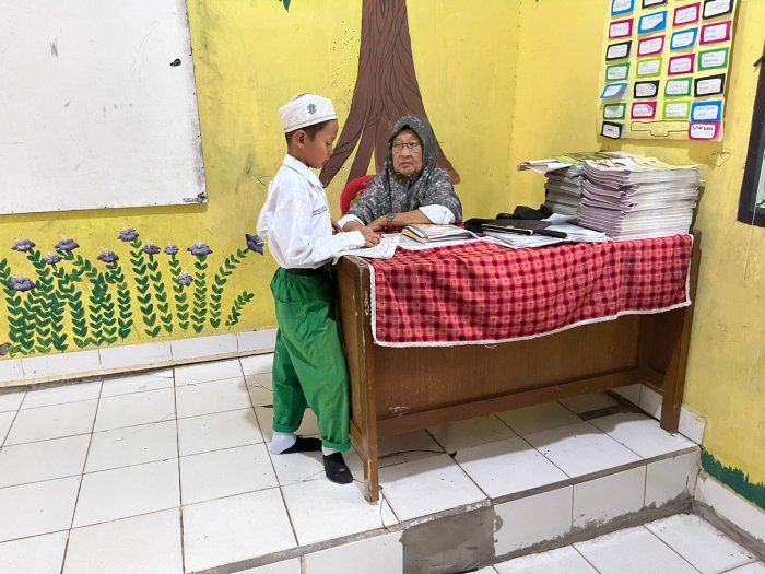 Langkah Awal Menuju Hafiz, Pembiasaan Baca Iqro Jadi Rutinitas Siswa MIN 1 Muaro Jambi Langkah Awal Menuju Hafiz, Pembiasaan Baca Iqro Jadi Rutinitas Siswa MIN 1 Muaro Jambi