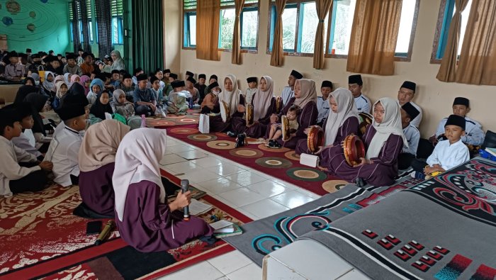 Perkuat Sinergi, MIN 4 Tebo Gandeng Tim Hadroh Wali Murid Semarakkan Maulid Nabi Perkuat Sinergi, MIN 4 Tebo Gandeng Tim Hadroh Wali Murid Semarakkan Maulid Nabi