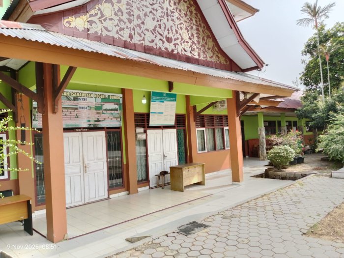 Konsisten! Meski Hari Libur, Kebersihan MTsN 1 Bungo Tetap Terjaga dan Siap Songsong Awal Pekan