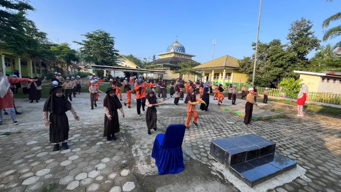 Pererat Kebersamaan, Staf dan Majelis Guru Dampingi Siswa Siswi Senam Pramuka