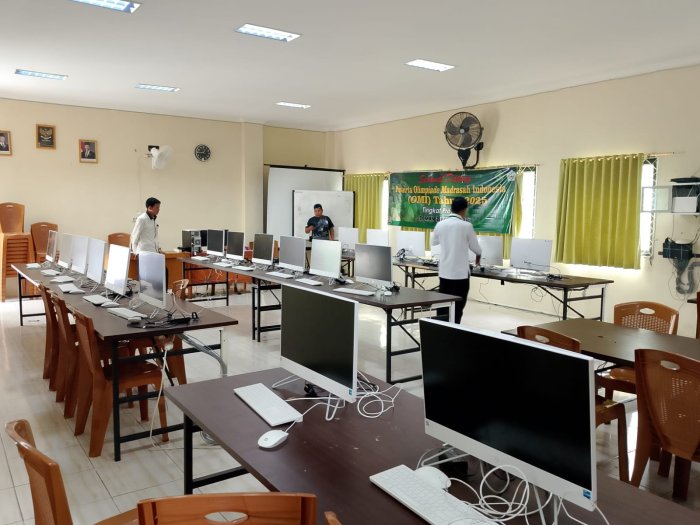 Proktor dan Teknisi MAN 2 Kota Jambi Siapkan Simulasi TKA 2025 dengan Cermat Proktor dan Teknisi MAN 2 Kota Jambi Siapkan Simulasi TKA 2025 dengan Cermat