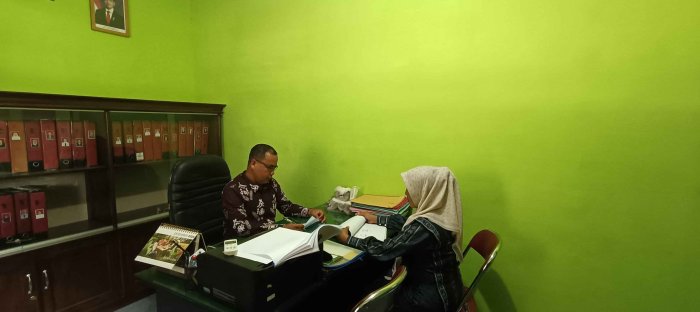 Kaur TU MTsN 2 Bungo Evaluasi Kinerja Staf Tata Usaha
