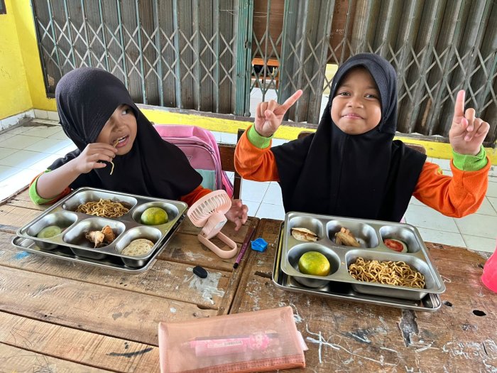 mantap! Potret Siswa-Siswi MIN 1 Muaro Jambi Lahap Nikmati Makan Bergizi Gratis Program Presiden mantap! Potret Siswa-Siswi MIN 1 Muaro Jambi Lahap Nikmati Makan Bergizi Gratis Program Presiden