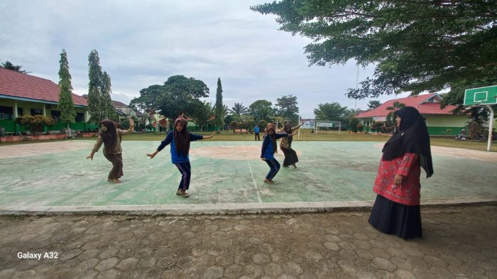 Siswa MAN 2 Bungo Gelar Latihan Tari Serentak untuk Lomba Pensi Antar Kelas Siswa MAN 2 Bungo Gelar Latihan Tari Serentak untuk Lomba Pensi Antar Kelas