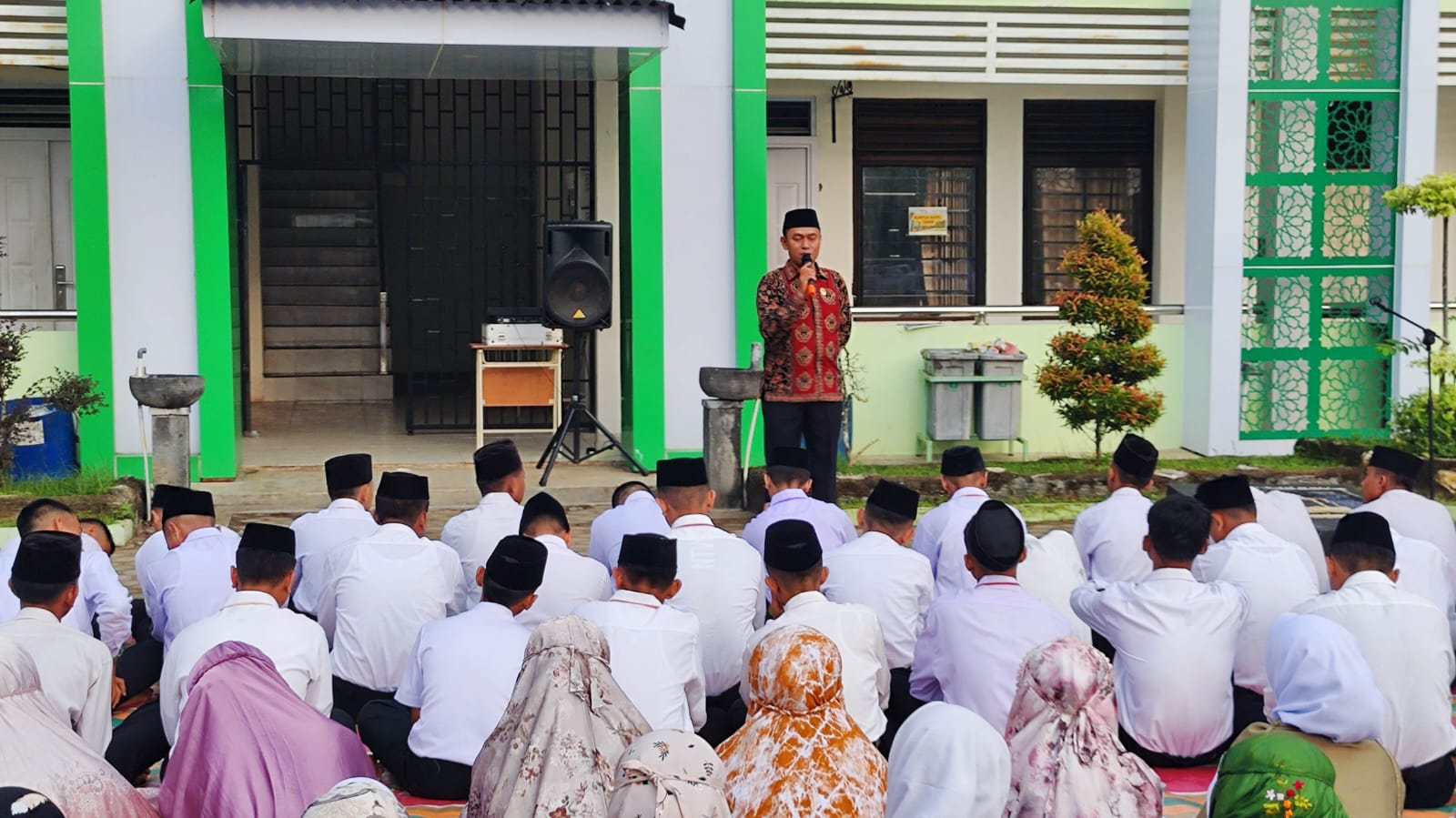 Kepala MAN 2 Kota Jambi Berikan Arahan kepada Peserta MATSAMA