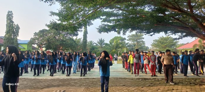 Sabtu Sehat di MAN 2 Bungo, Siswa dan Guru Kompak Ikuti Senam Rutin Sabtu Sehat di MAN 2 Bungo, Siswa dan Guru Kompak Ikuti Senam Rutin