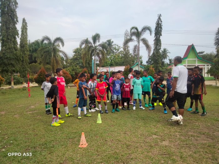 Ekstrakurikuler Sepak Bola MIN 3 Tebo Semakin Diminati, Dibimbing Langsung oleh Bapak Gondo SaputraS.Pd Ekstrakurikuler Sepak Bola MIN 3 Tebo Semakin Diminati, Dibimbing Langsung oleh Bapak Gondo SaputraS.Pd