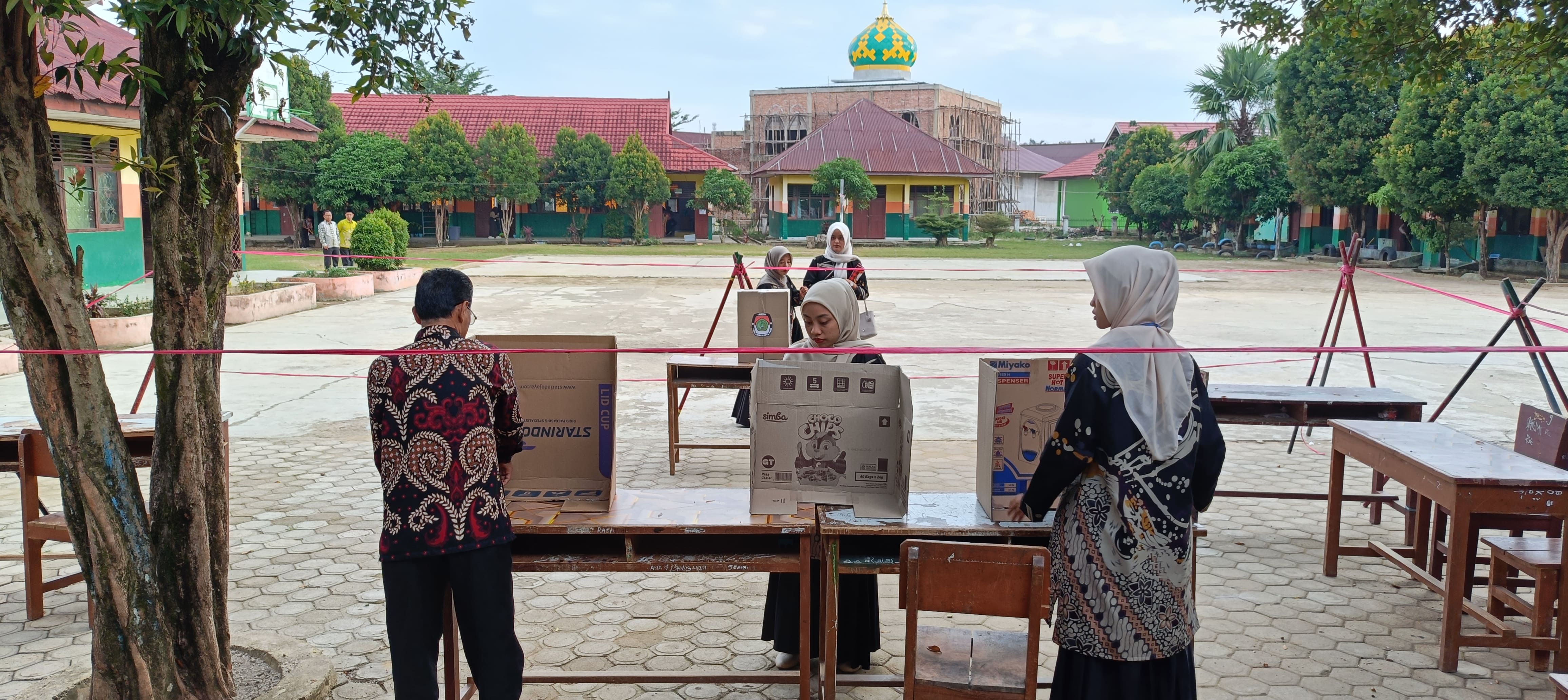 PANITIA PEMILIHAN OSIM MTsN 2 BUNGO SIAPKAN TEMPAT PEMUNGUTAN SUARA PANITIA PEMILIHAN OSIM MTsN 2 BUNGO SIAPKAN TEMPAT PEMUNGUTAN SUARA