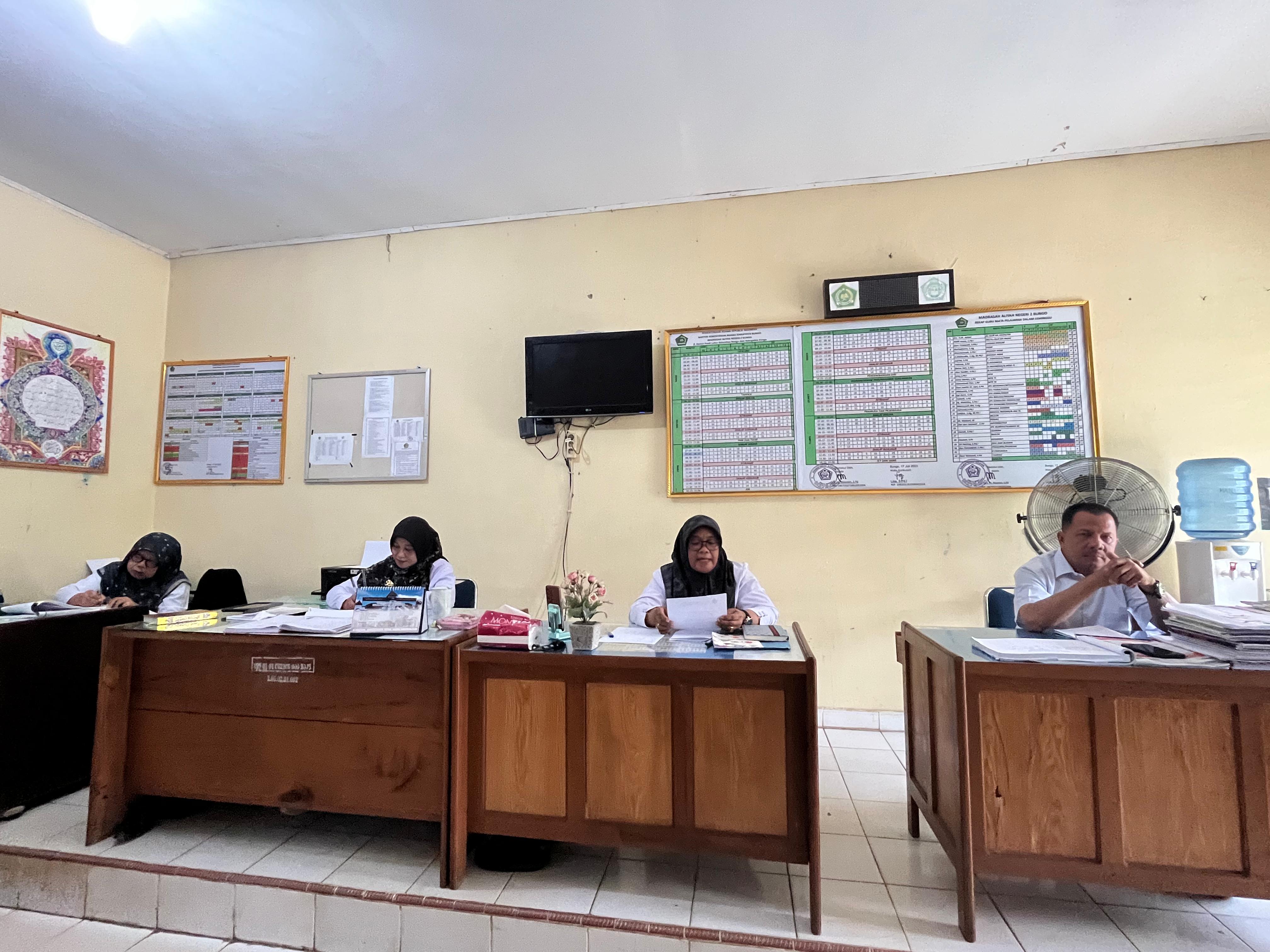 KEPALA MAN 2 BUNGO MENGGELAR RAPAT RUTIN UNTUK PERSIAPAN ASAS KEPALA MAN 2 BUNGO MENGGELAR RAPAT RUTIN UNTUK PERSIAPAN ASAS