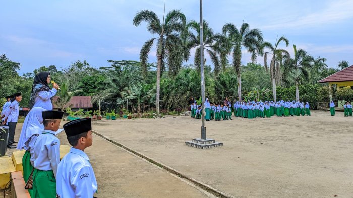 Amanat Pembina: Siswa MIN 4 Tebo Belajarlah Disiplin mulai dari Senin Pagi