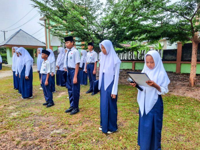 Puji Angjeli Tampil Percaya Diri sebagai MC Upacara: Siswi 8B Tuai Pujian dari Wali Kelas Puji Angjeli Tampil Percaya Diri sebagai MC Upacara: Siswi 8B Tuai Pujian dari Wali Kelas