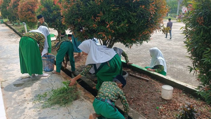 Siswa Kelas 5B MIN 4 Tebo Belajar Gotong Royong Lewat Simulasi Panen Raya dan Tanggap Bencana