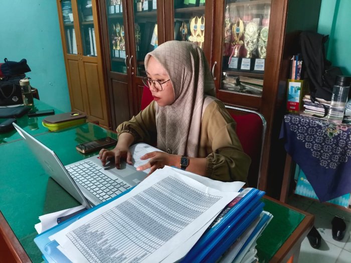 Akurasi Data Jadi Prioritas: Staf TU dan Operator MTsN 1 Bungo Lakukan Verval Data Siswa Sebelum Input RDM