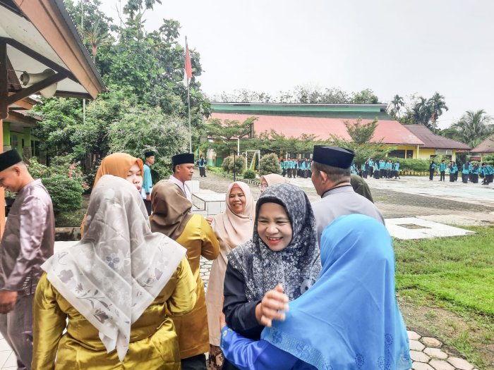 Hangat dalam Silaturahmi, GTK MTsN 1 Bungo Pererat Kebersamaan Usai Upacara Hardiknas 2026 Hangat dalam Silaturahmi, GTK MTsN 1 Bungo Pererat Kebersamaan Usai Upacara Hardiknas 2026