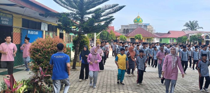 Semangat Kolektif, Guru dan Staf Bergabung Bersama Siswa dalam Senam Pagi Semangat Kolektif, Guru dan Staf Bergabung Bersama Siswa dalam Senam Pagi