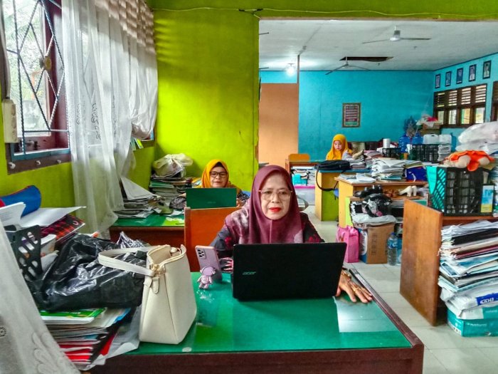 Jelang Jam Pelajaran, Guru dan GTK MTsN 1 Bungo Rampungkan Administrasi SKP