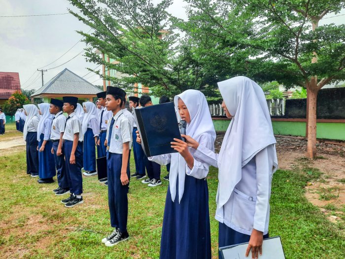 Ziva Septiana Bacakan UUD 1945 dengan Penuh Semangat di Upacara Bendera MTsN 1 Bungo