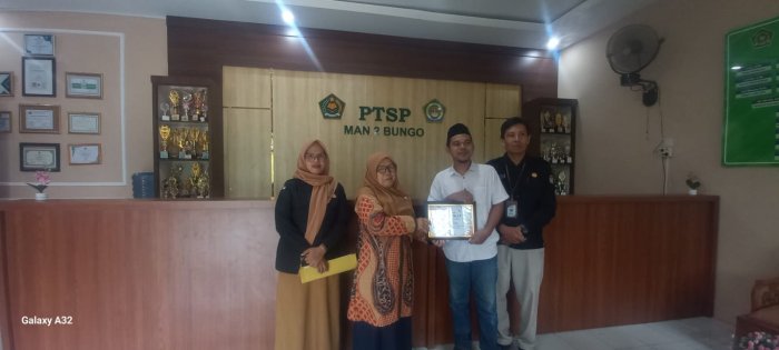KPU Kabupaten Bungo Serahkan Cinderamata ke MAN 2 Bungo dalam Kunjungan Edukatif KPU Kabupaten Bungo Serahkan Cinderamata ke MAN 2 Bungo dalam Kunjungan Edukatif