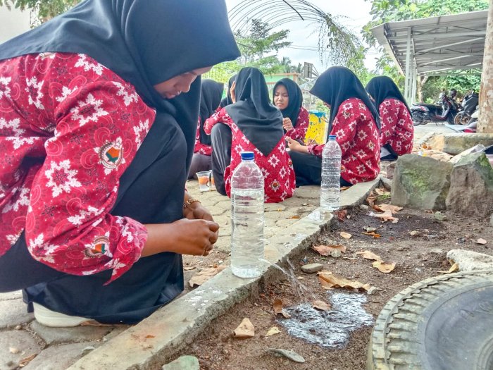Serunya Belajar IPA di Alam: MTsN 1 Bungo Lakukan Percobaan Tekanan Zat Cair Serunya Belajar IPA di Alam: MTsN 1 Bungo Lakukan Percobaan Tekanan Zat Cair