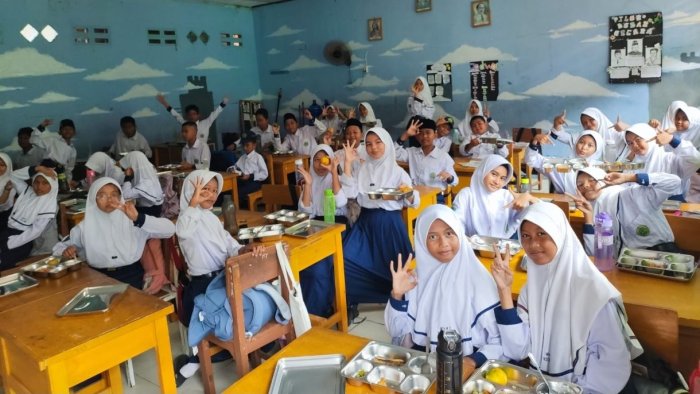 Siswa MTsN 3 Kota Jambi Terima Makanan Bergizi Gratis dari Program Pemerintah RI